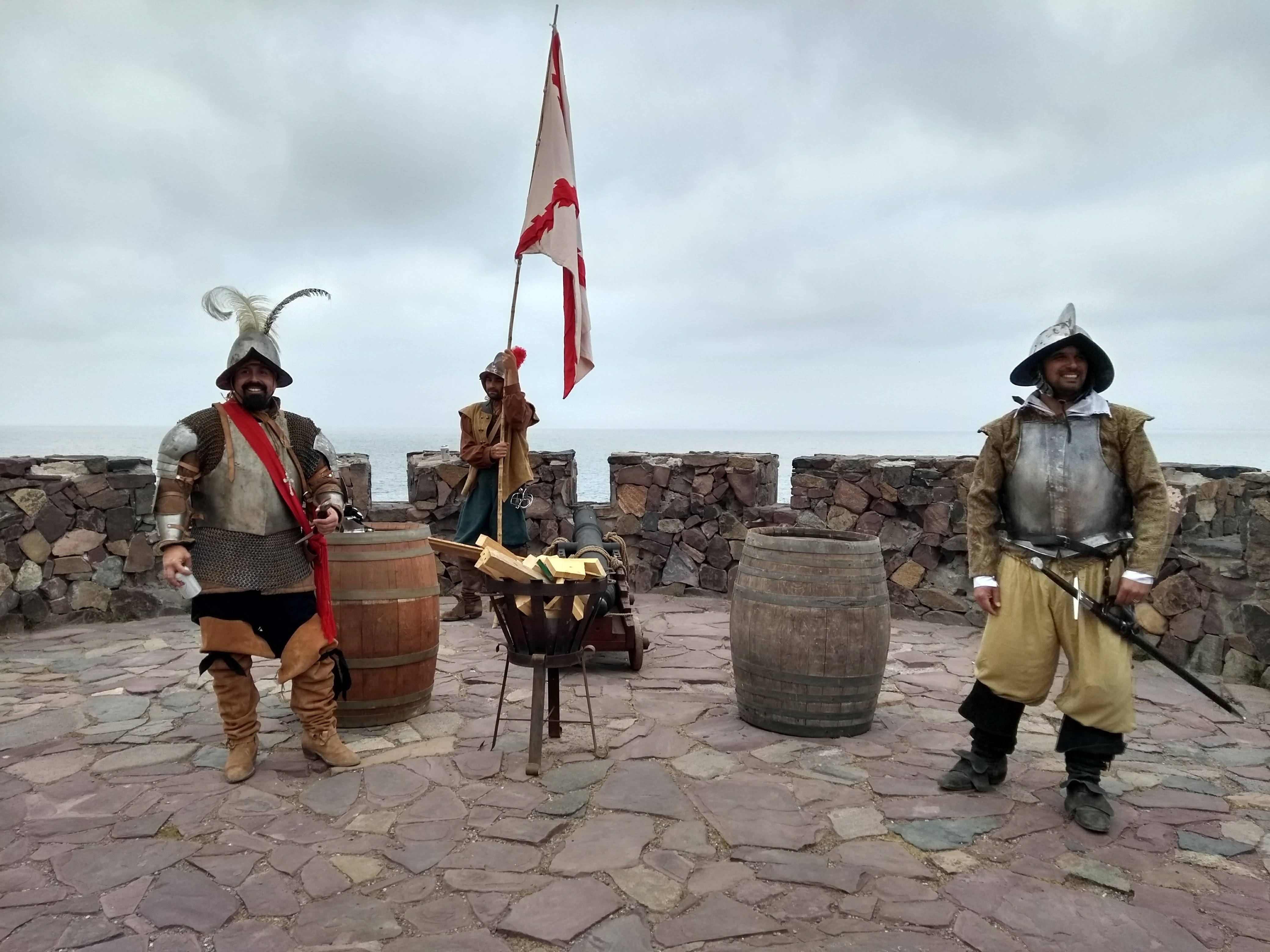 Cañones del fuerte con la ciudad de Coquimbo detrás