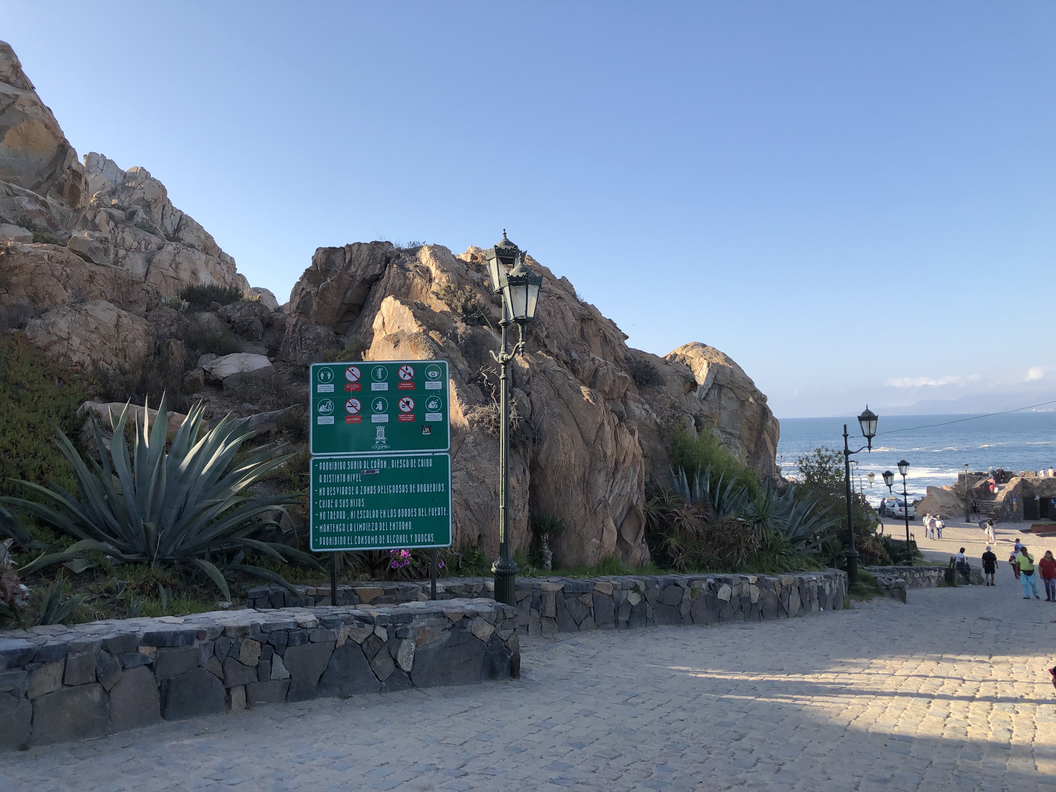 Vista simultánea de la zona residencial y del puerto desde la ladera